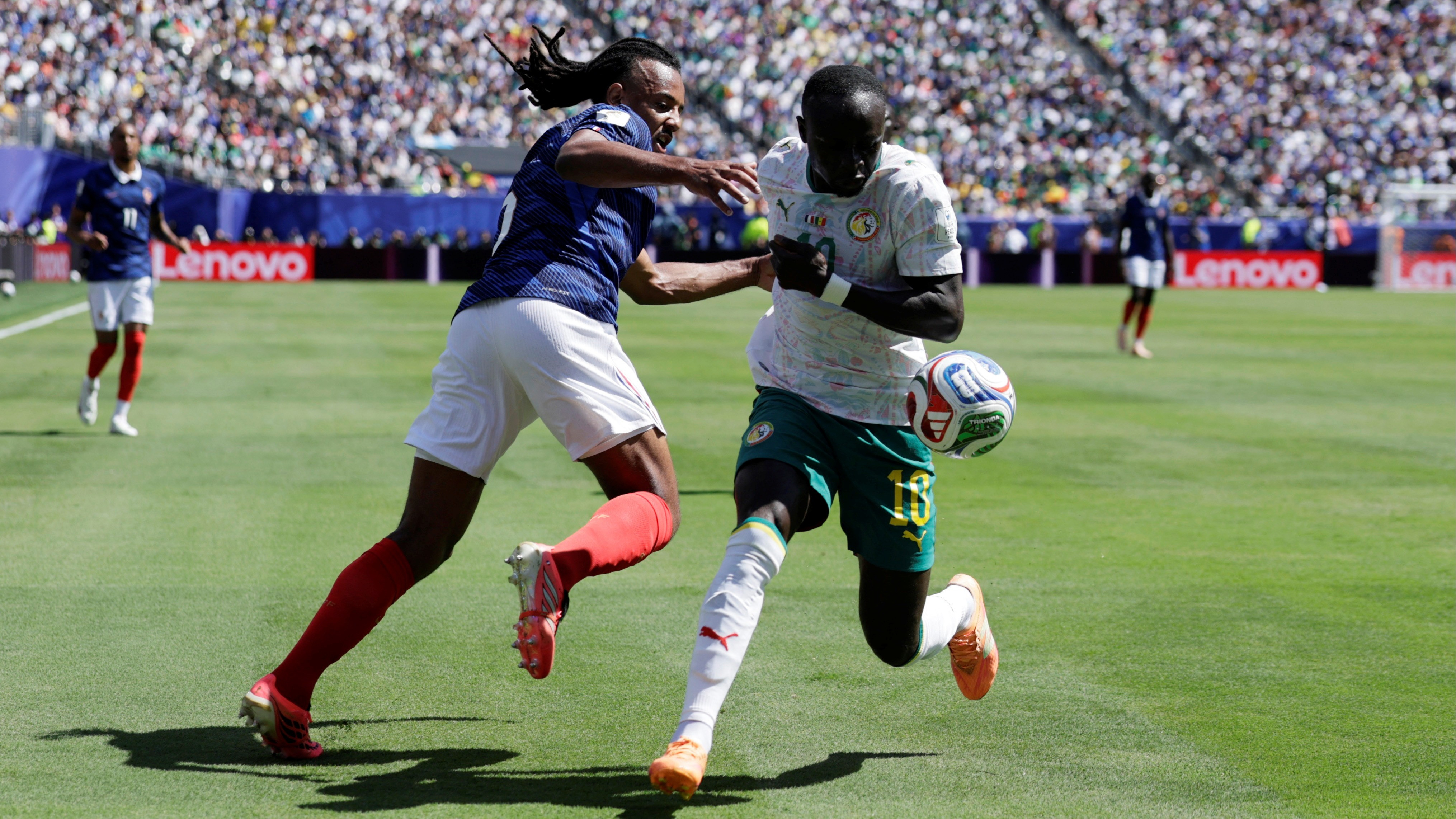 Sadio Mane (kanan) dalam laga Prancis vs Senegal di Piala Dunia 2026