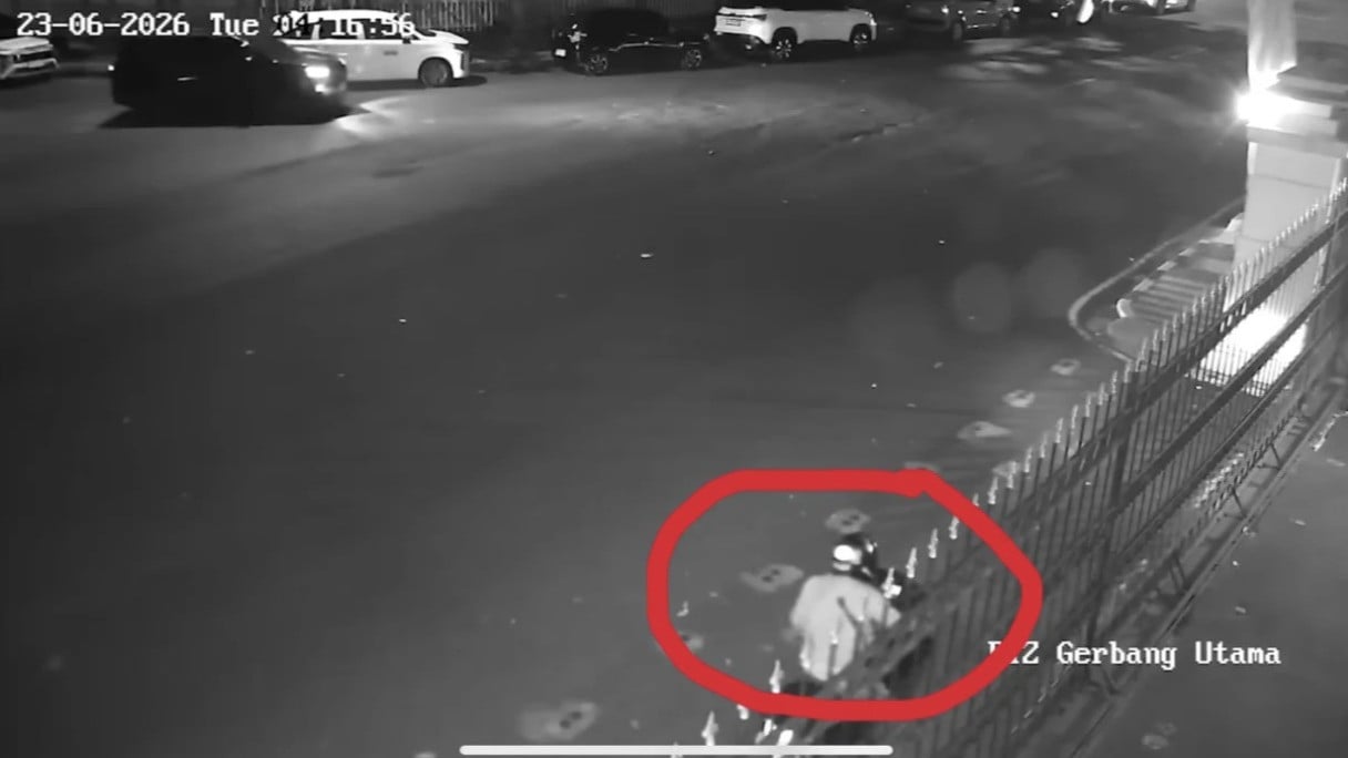 Tangkapan layar rekaman cctv di rumah dinas Gubernur Jabar Dedi Mulyadi saat didatangi Taufik Hidayat