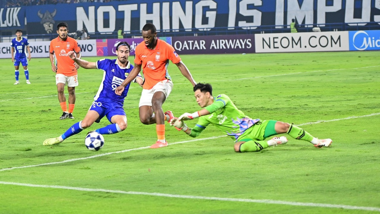Pemain baru Persib Bandung, Gabriel Mutombo, saat memperkuat Ratchaburi FC