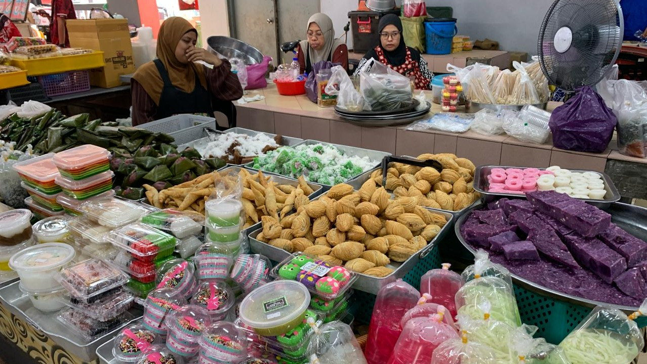 Menilik Surga Kudapan Tradisional di Pasar Siti Khadijah Kelantan, Ada Kue Indonesia?