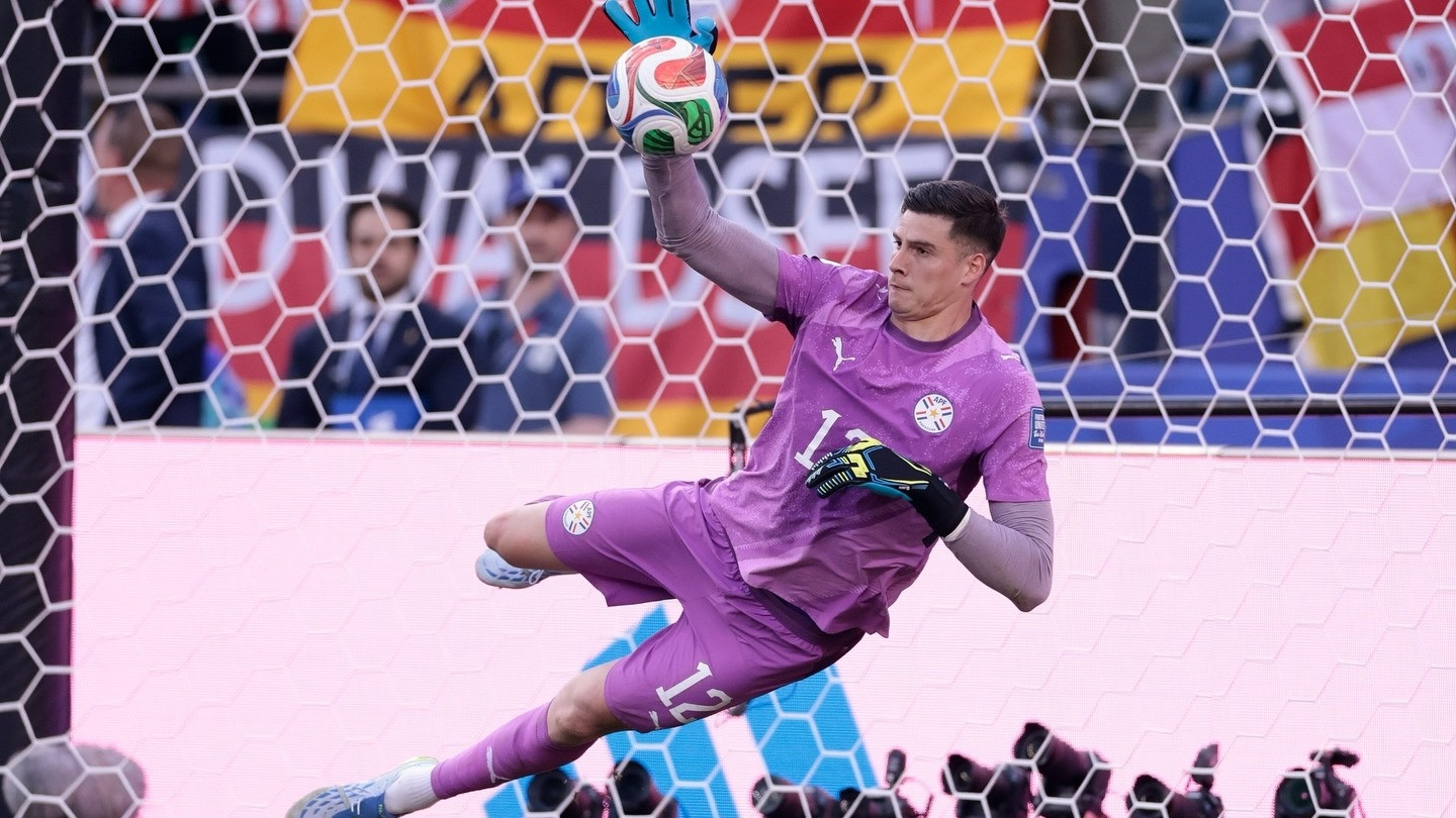 Kiper Timnas Paraguay Orlando Gill dalam laga melawan Jerman di babak 32 besar Piala Dunia 2026