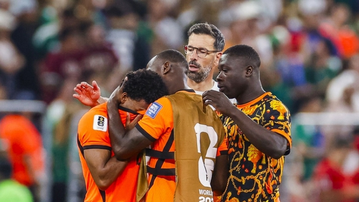 Quinten Timber (paling kiri) terlihat menangis kecewa karena Timnas Belanda gagal mengalhkan Maroko di babak 32 besar Piala Dunia 2026