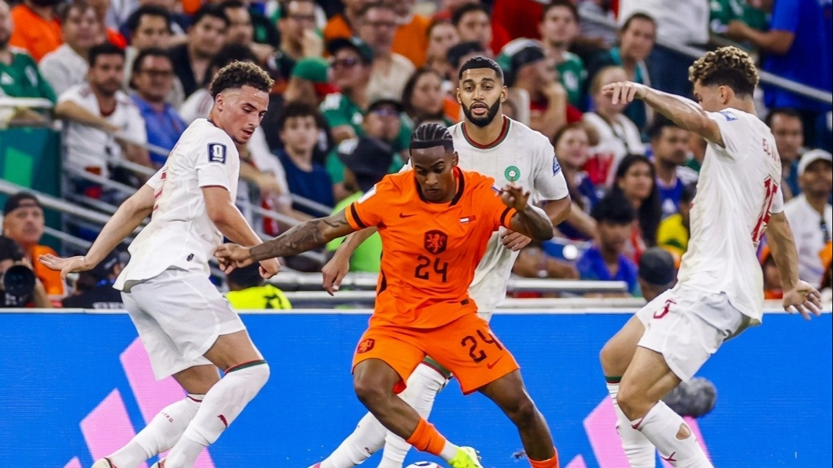 Pemain Timnas Belanda, Crysencio Summerville (tengah), diapit oleh tiga pemain Maroko di Piala Dunia 2026