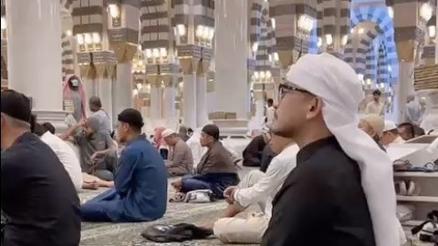 Ruben Onsu Umrah Bareng Sahabat, Ternyata Ini yang Dikejar Selama Berada di Madinah
            - galeri foto