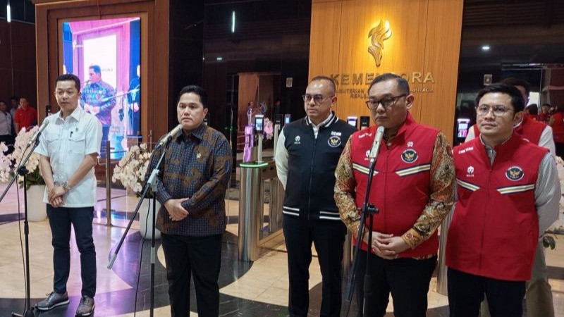 Menpora Erick Thohir (kedua kiri), Wamenpora Taufik Hidayat (kiri), dan CdM Kontingen Indonesia untuk Asian Games 2026 Todotua Pasaribu (kedua kanan)