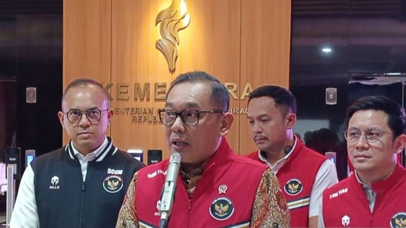 Chef de Mission (CdM) Kontingen Indonesia untuk Asian Games 2026 Todotua Pasaribu (kedua kiri)