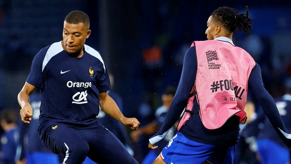 Dua pemain Timnas Prancis, Kylian Mbappe dan Michael Olise
