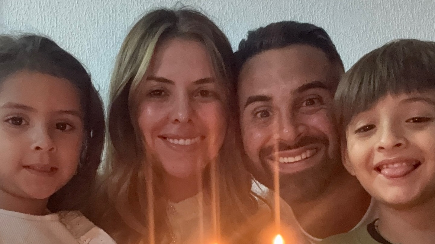 Potret Lucas Trejo bersama istri dan kedua anaknya