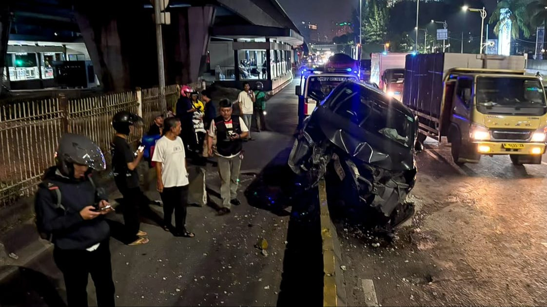 Lensa Berbicara: Mobil Tabrak Pembatas Jalur Transjakarta di Jakarta Barat