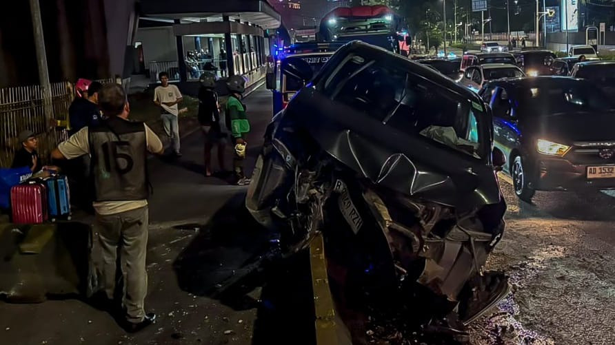 Lensa Berbicara: Mobil Tabrak Pembatas Jalur Transjakarta di Jakarta Barat