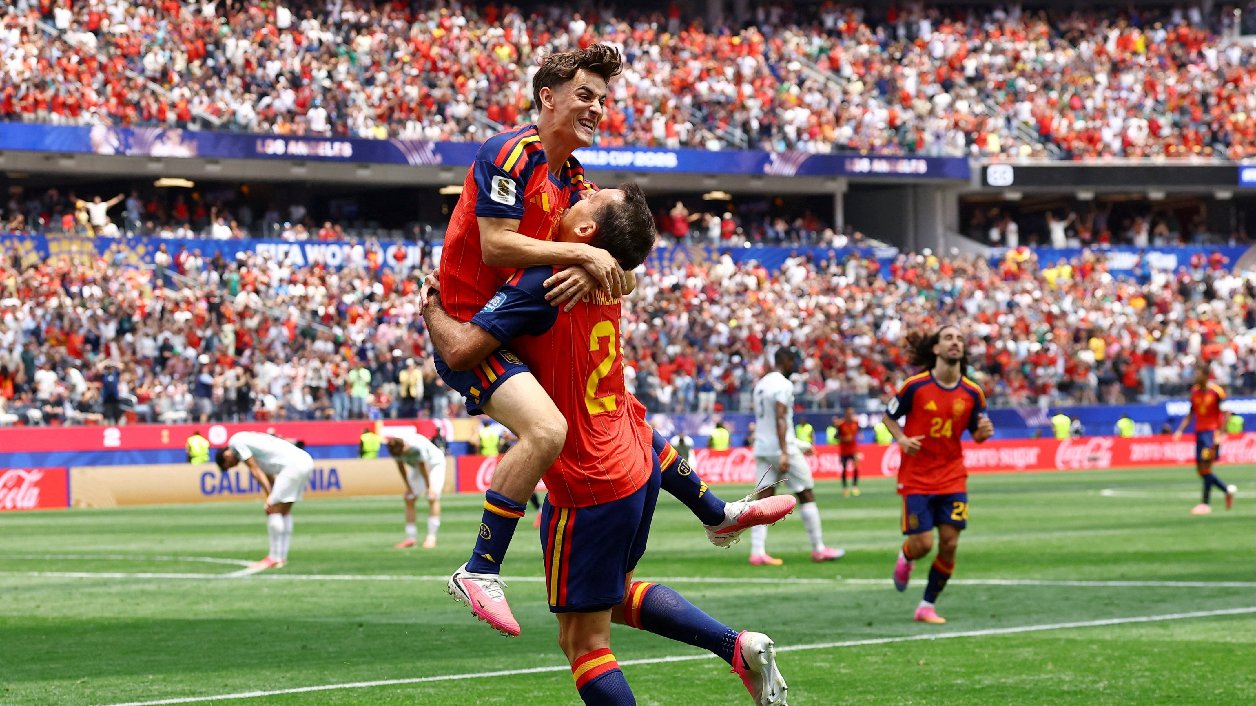 Selebrasi gol Mikel Oyarzabal bersma Gavi dalam laga Spanyol vs Austria di babak 32 besar Piala Dunia 2026