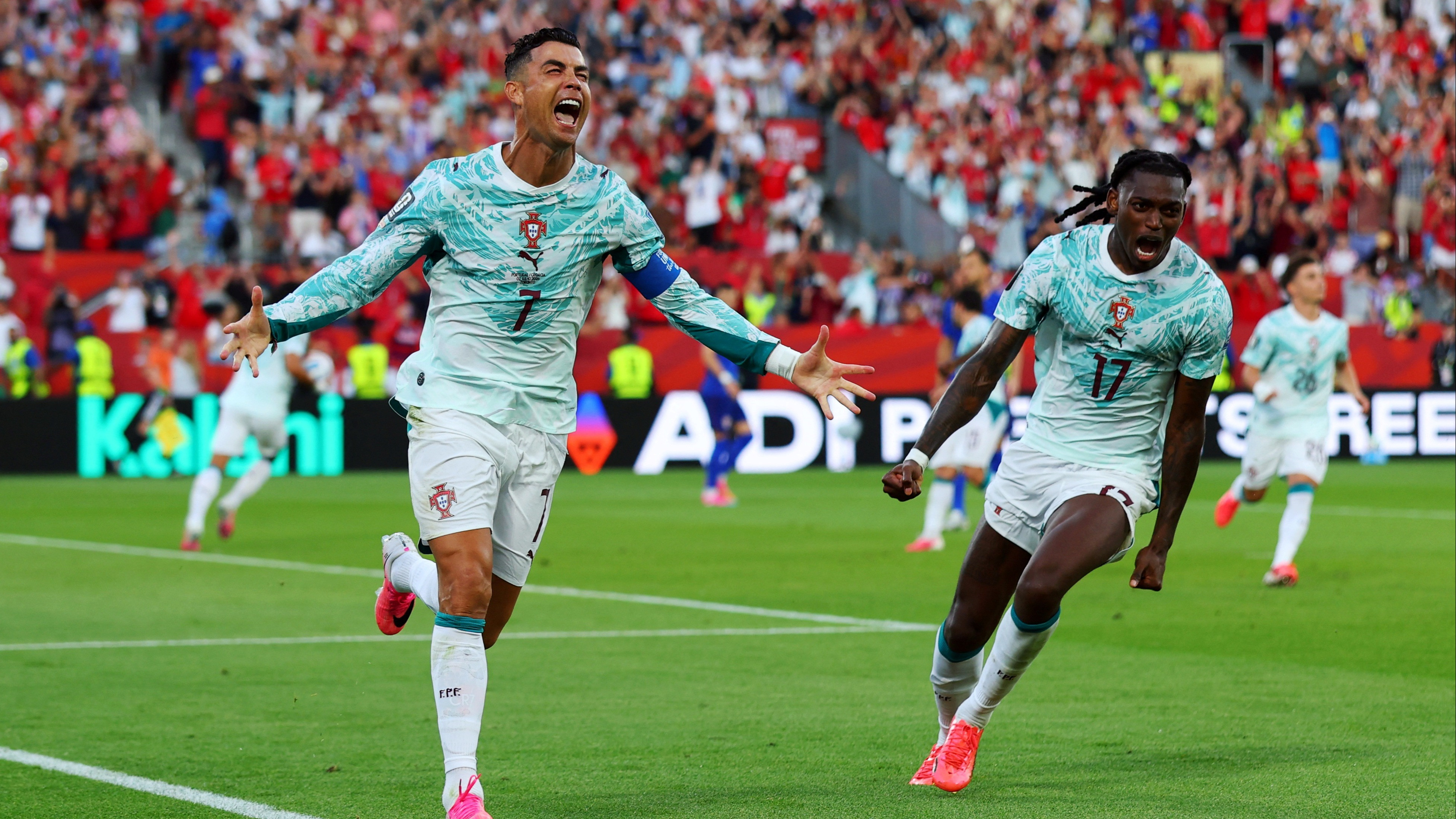 Selebrasi gol Cristiano Ronaldo bersama Rafael Leao dalam laga Portugal vs Kroasia di babak 32 besar Piala Dunia 2026