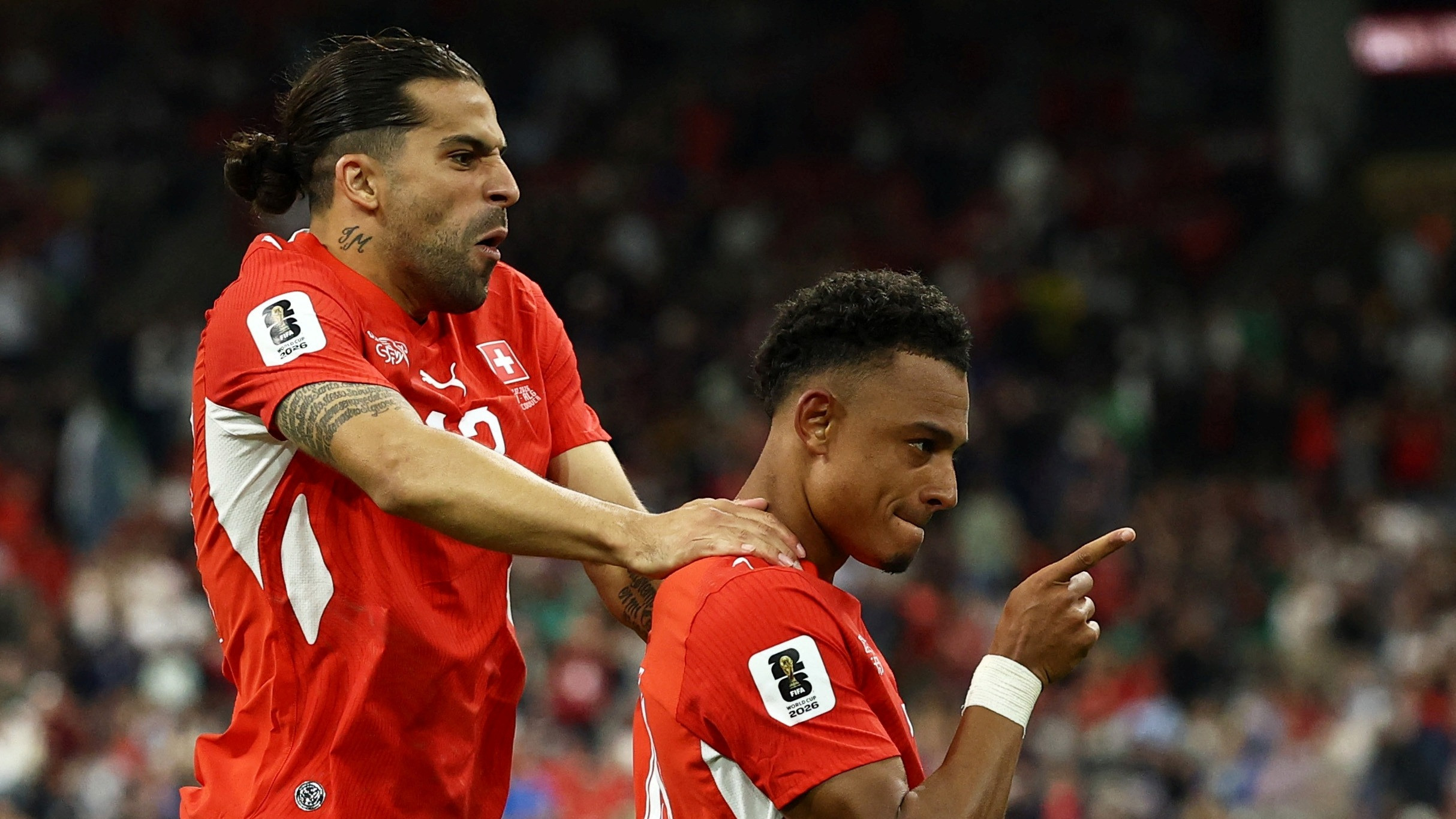 Selebrasi gol Dan Ndoye bersama Ricardo Rodriguez dalam laga Swiss vs Austria di babak 32 besar Piala Dunia 2026