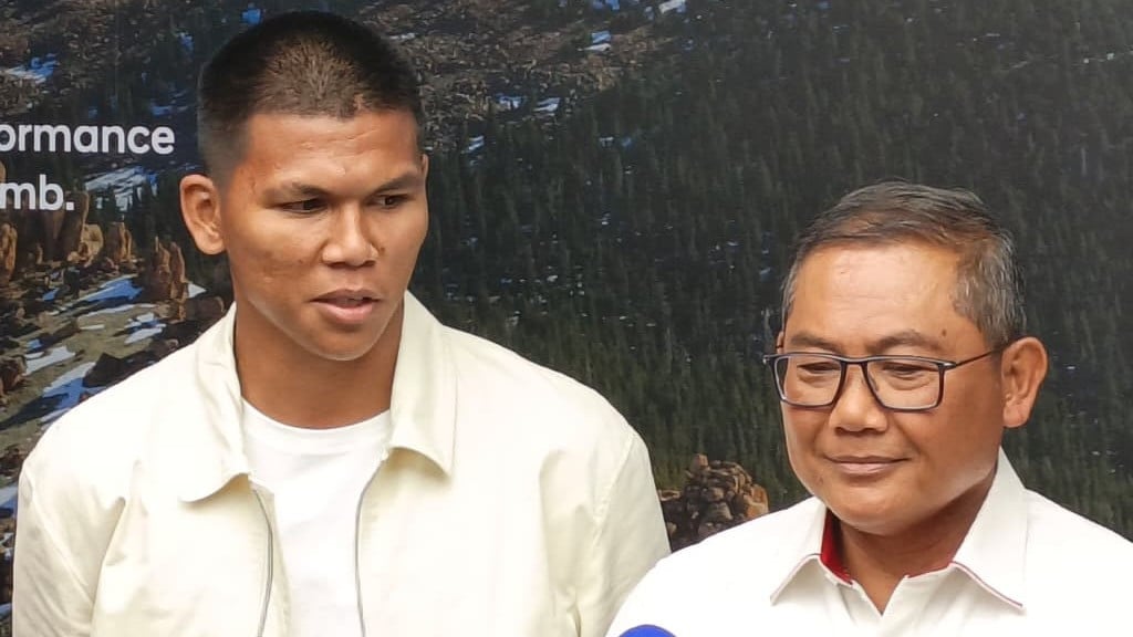 Kiper Timnas Indonesia, Cahya Supriadi bersama Ketua Badan Tim Nasional Indonesia, Sumardji