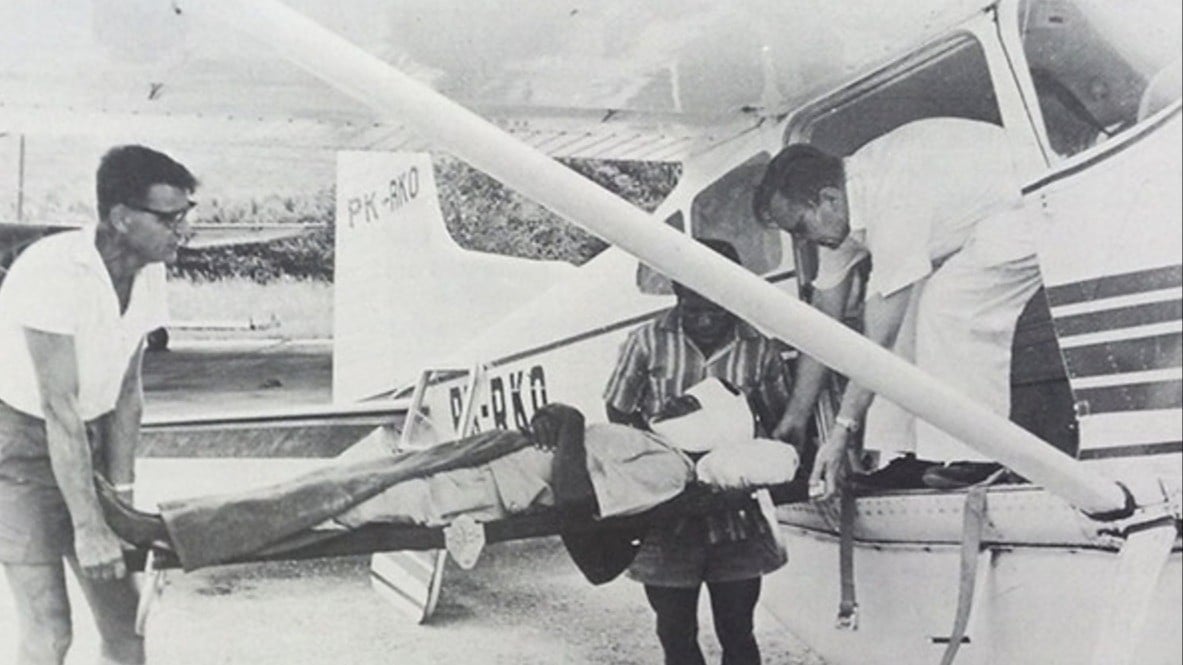 Seorang warga desa yang sakit di Sentani, diterbangkan dengan salah satu penerbangan Air Medevac milik AMA (sekitar tahun 1965).