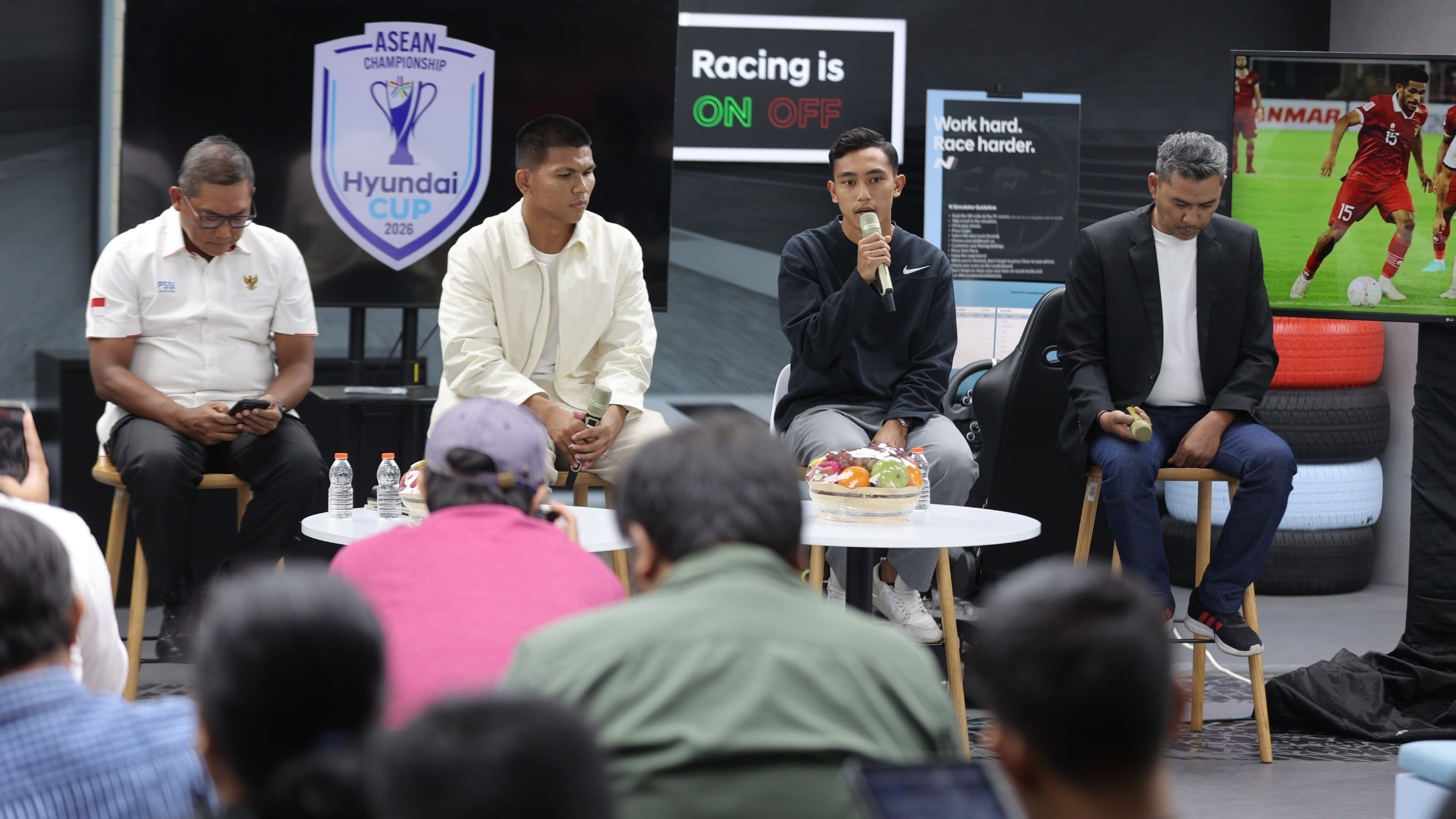 Ketua Badan Tim Nasional Indonesia, Sumardji, Pemain Timnas Indonesia, Rayhan Hannan, Cahya Supriadi dan Pengamat sepak bola, Marco Tampubolon di acara Water Break PSSI Pers