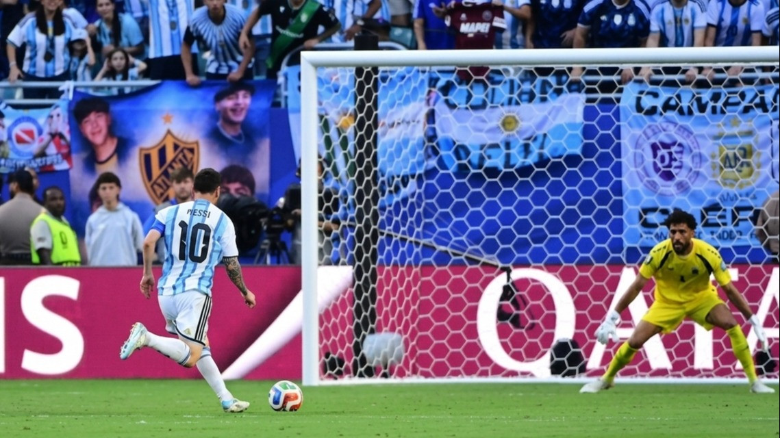 Lionel Messi dan Vozinha dalam laga Argentina vs Tanjung Verde di Piala Dunia 2026