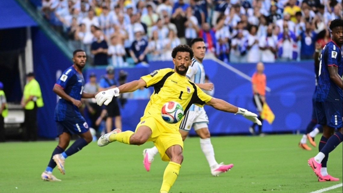 Vozinha dalam laga Argentina vs Tanjung Verde di Piala Dunia 2026