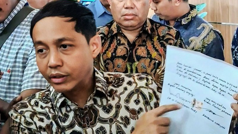 Menhut Raja Juli Antoni menunjukkan tanda terima dan notulensi penyerahan amplop miliki Bupati Kuansing Suhardiman Amby kepada media saat konferensi pers di Jakarta, Jumat (3/7/2026).