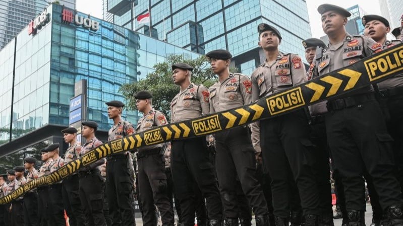 Personel polisi berjaga saat unjuk rasa mahasiswa di Jalan Jenderal Sudirman, Jakarta, Jumat (12/6/2026).