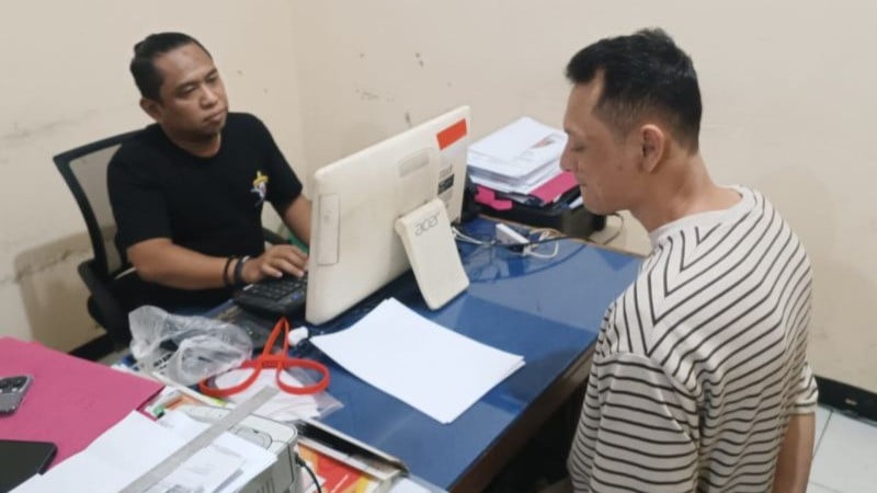 Kepolisian menangkap pelaku berinisial FRS (37) yang memukul pengendara jalan dengan inisial AA di Lapangan Al Bainah, tepatnya di Jalan Moch Kahfi II, Cipedak, Jagakarsa, Jakarta Selatan, Minggu (5/7/2026).
