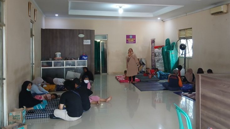 Sejumlah warga tengah beristirahat di pengungsian di Kantor Balai Desa Tanjakan Mekar, Rajeg, Kabupaten Tangerang, Banten, yang terdampak kebakaran TPA Jatiwaringin, Mauk.