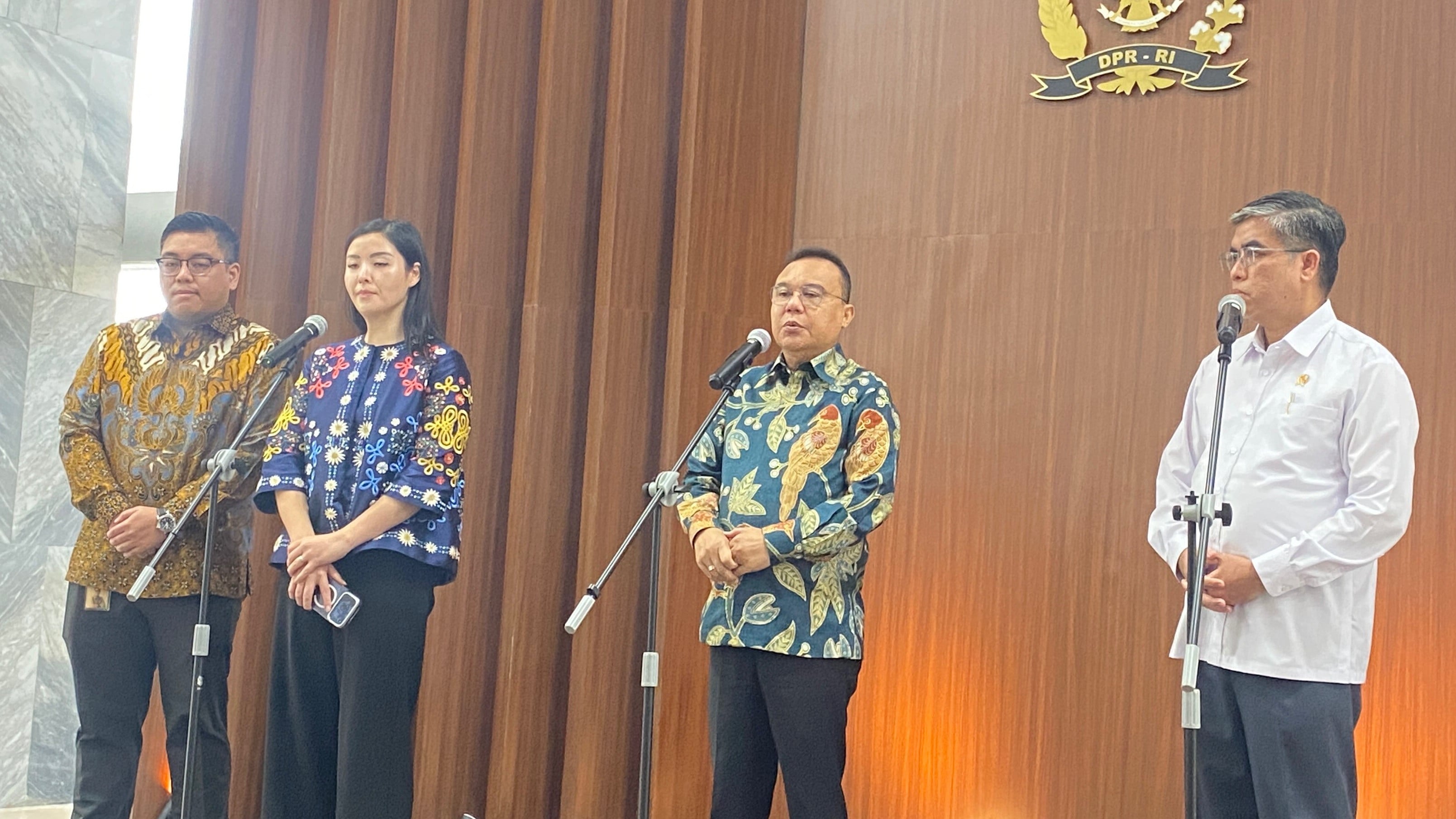 Sufmi Dasco memanggil Menaker Yassierli dan President Director TikTok Indonesia Stephanie Susilo di Gedung DPR.