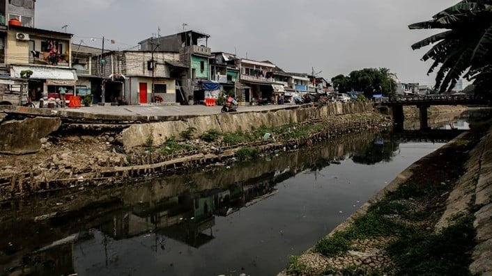 Jalan Amblas di Pulogadung, Warga Khawatir Longsor Ancam Permukiman