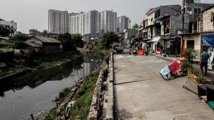 Jalan Amblas di Pulogadung, Warga Khawatir Longsor Ancam Permukiman