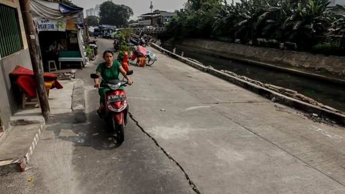 Jalan Amblas di Pulogadung, Warga Khawatir Longsor Ancam Permukiman