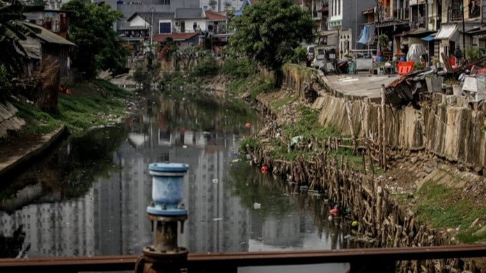 Jalan Amblas di Pulogadung, Warga Khawatir Longsor Ancam Permukiman