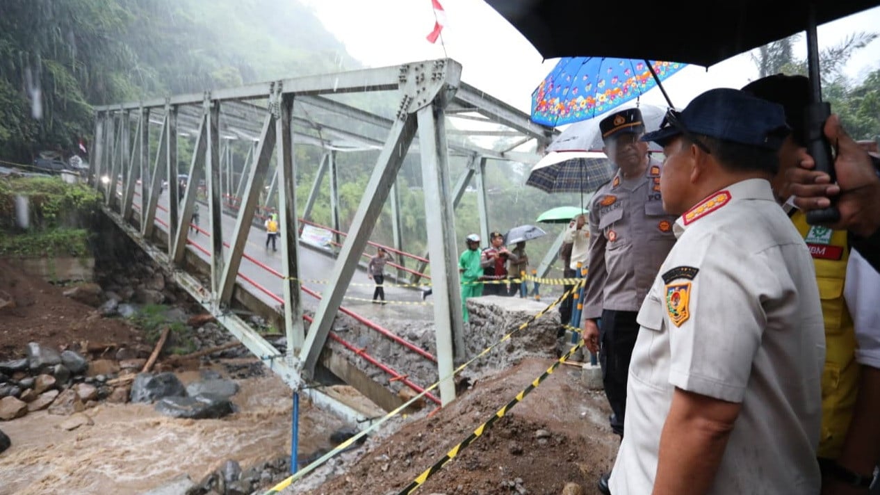 Kasatgas Tito Karnavian meninjau Jembatan Enang-Enang, Kabupaten Bener Meriah, Aceh.