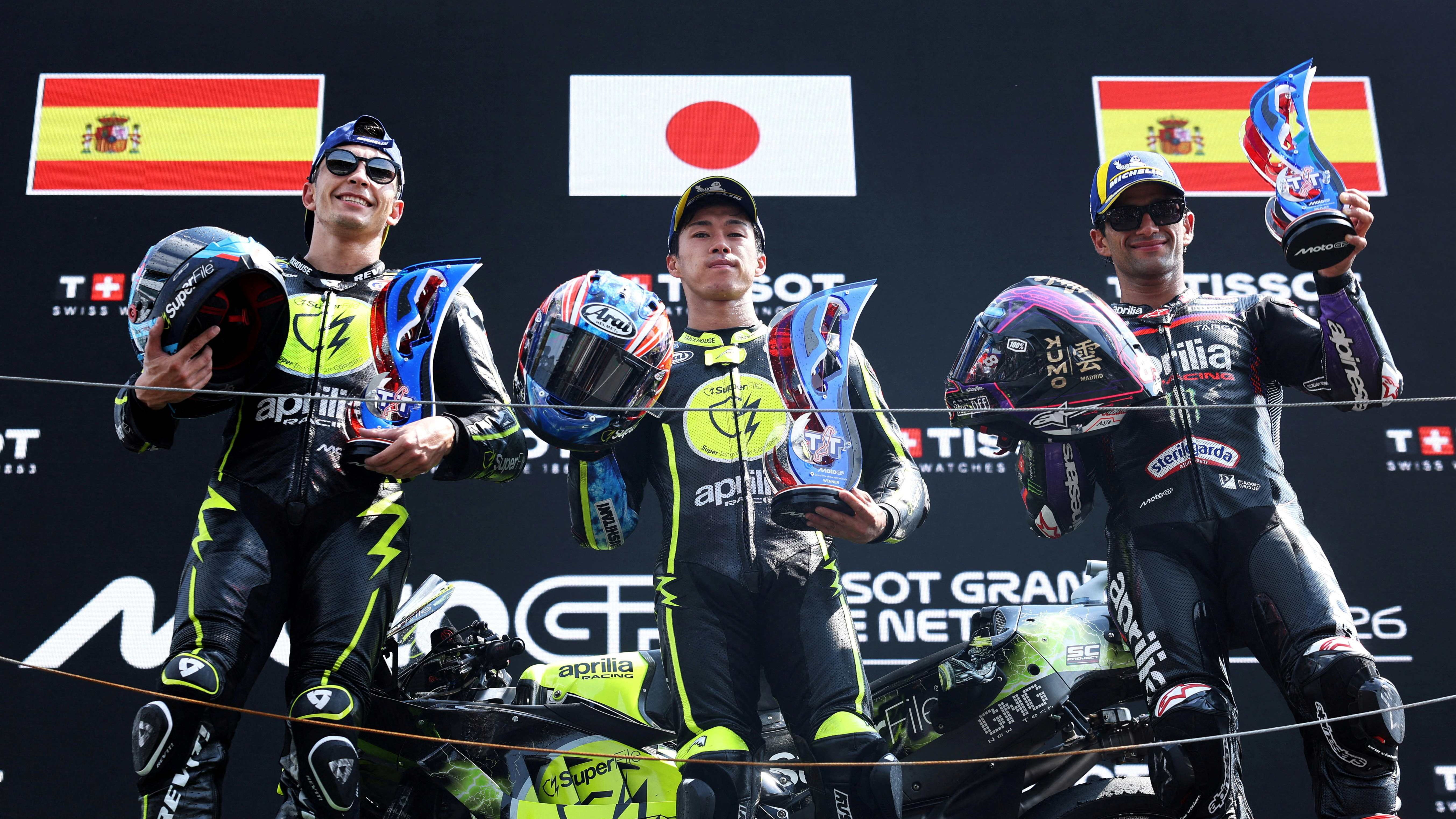 Dua Rider Trackhouse, Raul Fernandez (kiri) dan Ai Ogura (tengah) di Podium MotoGP Belanda 2026