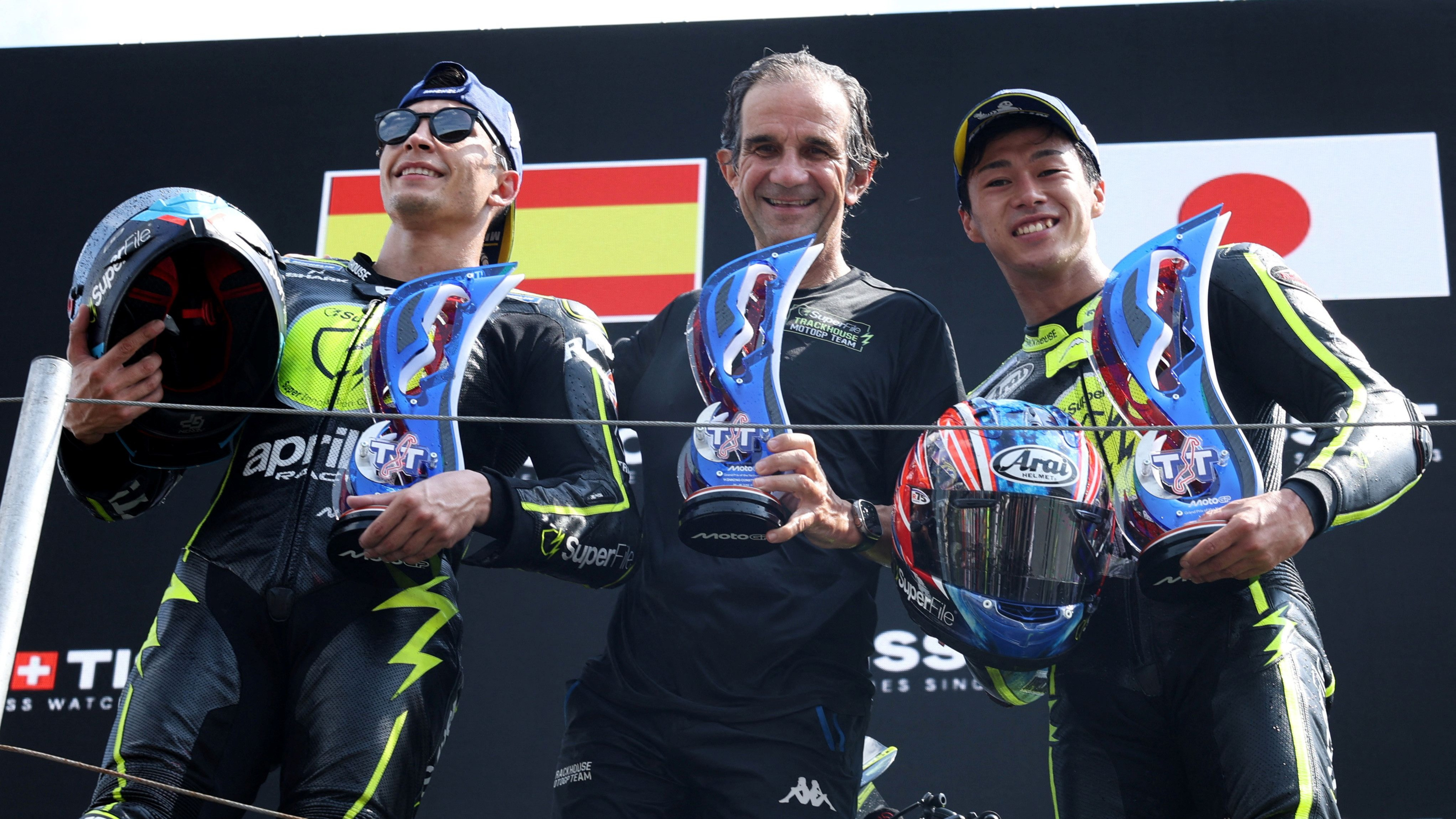 Dua Rider Trackhouse, Raul Fernandez (kiri) dan Ai Ogura (kanan) bersama kepala tim, Davide Brivio, di Podium MotoGP Belanda 2026