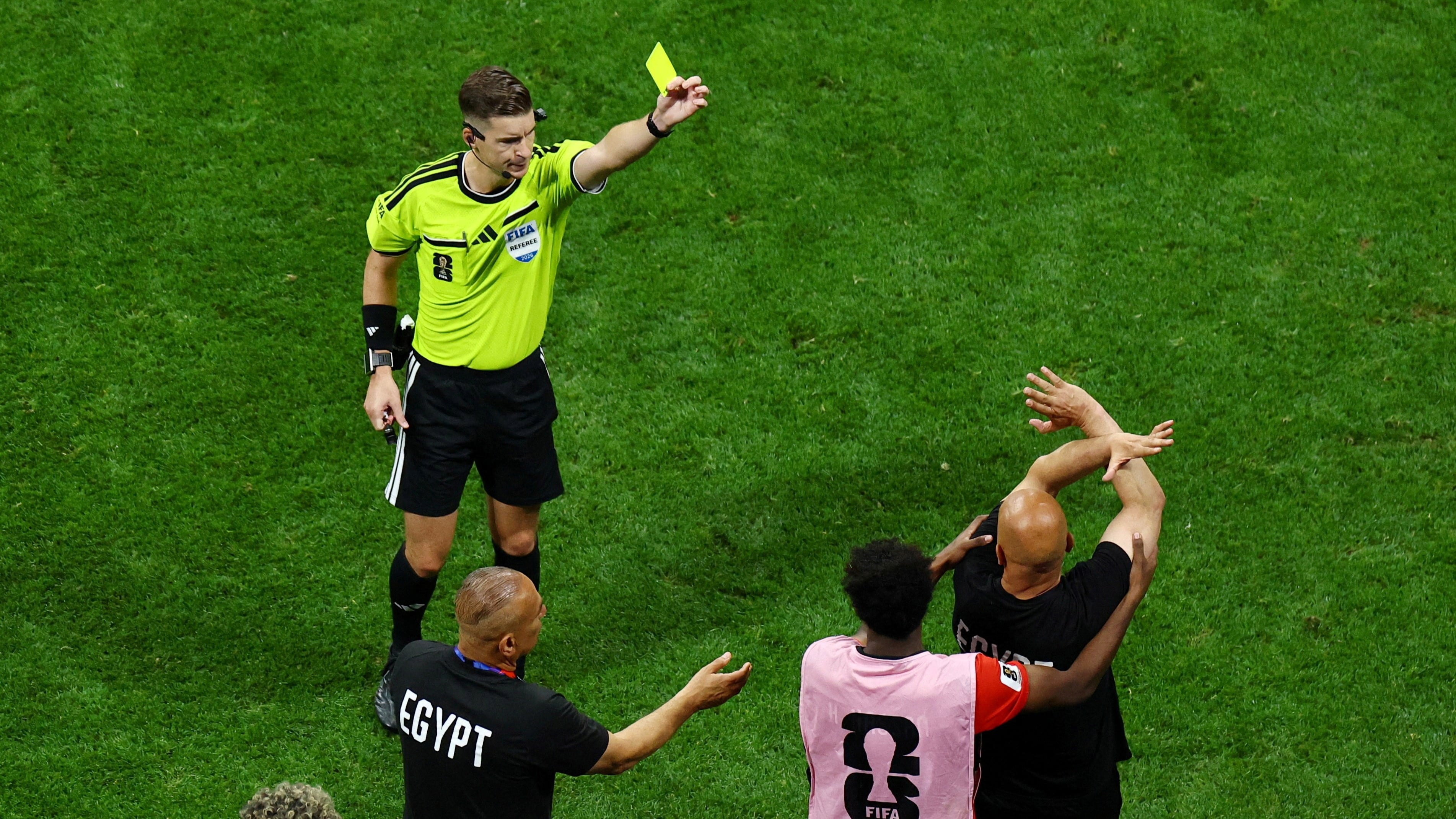 Pelatih Timnas Mesir, Hossam Hassan diganjar kartu kuning oleh wasit Francois Letexier dalam laga Argentina vs Mesir di babak 16 besar Piala Dunia 2026.