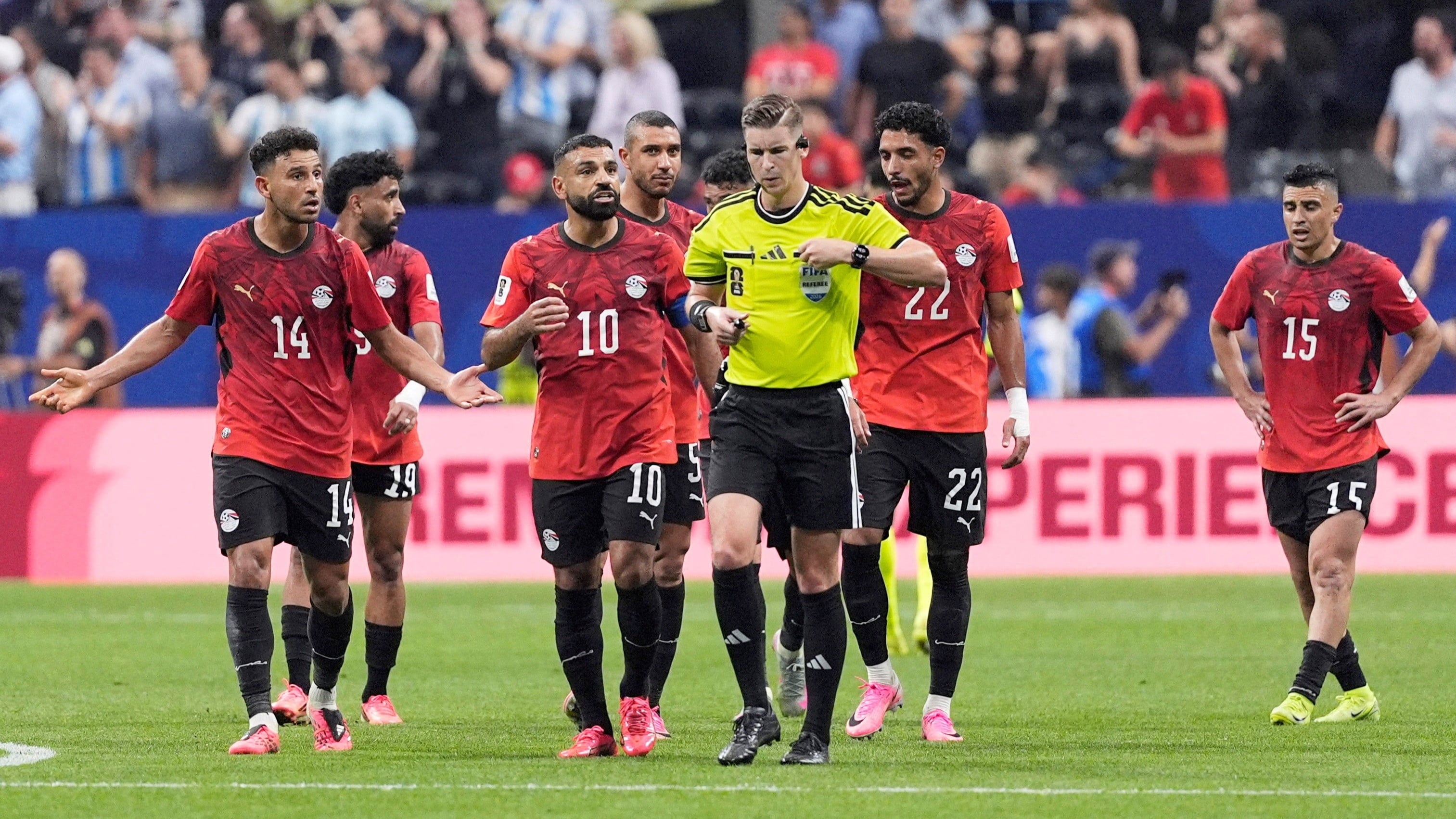 Para pemain Timnas Mesir melakukan protes kepada wasit Francois Letexier dalam laga Argentina vs Mesir di babak 16 besar Piala Dunia 2026.