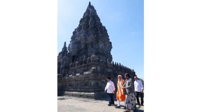 Presiden Prabowo Subianto dan Perdana Menteri India Narendra Modi berjalan di sekitar Candi Prambanan, Yogyakarta, Rabu (8/7/2026).