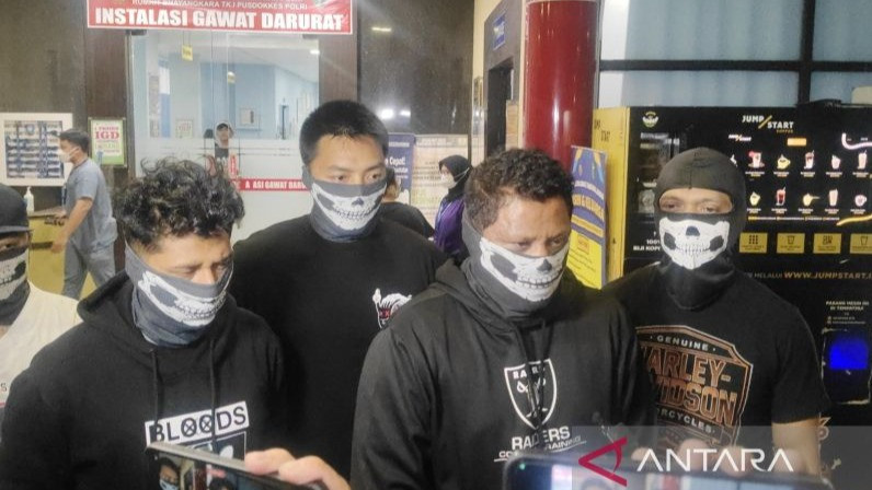 Satgas Narcotic Investigation Center (NIC) Dirtipid Narkoba Bareskrim Polri Kombes Pol Kelly L (kedua kanan) saat ditemui di RS Polri, Jakarta, Kamis (9/7/2026)