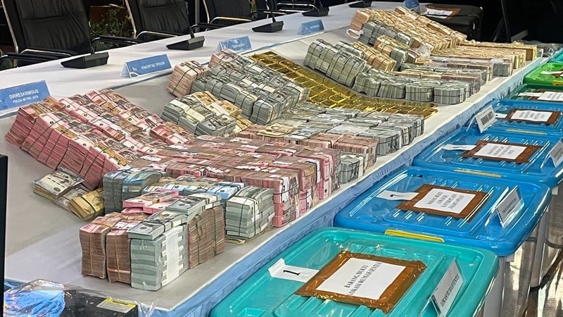 BREAKING NEWS - Penampakan Tumpukan Uang-Emas Batangan Barang Bukti Hasil Penggeledahan di 13 Lokasi Jakarta-Sentul, Jampidsus: Memang Rumah Pribadi