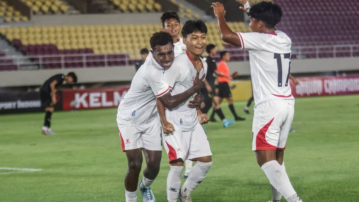 Pemain Timnas Indonesia U-17 merayakan gol.