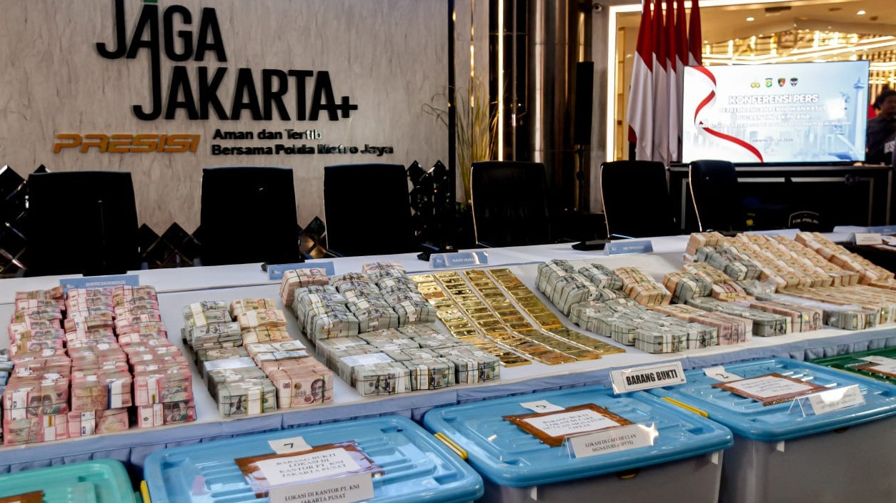 Jelang Konferensi Pers 3 Kasus Korupsi Besar, Polri Perlihatkan 11 Kontainer Barang Bukti