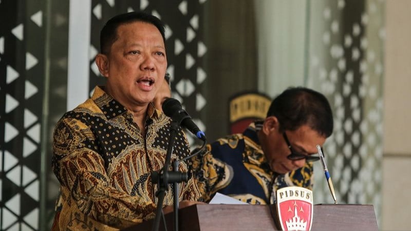 Jaksa Agung Muda Tindak Pidana Khusus (Jampidsus) Kejaksaan Agung Febrie Adriansyah (kiri) menyampaikan konferensi pers di Kejaksaan Agung, Jakarta, Jumat (10/7/2026).