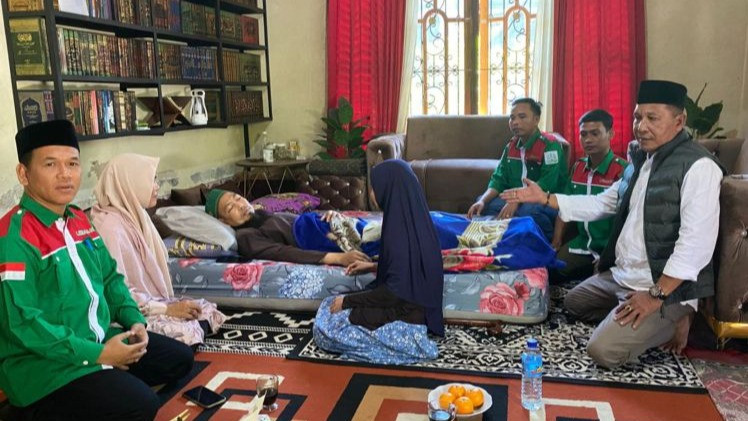 Kondisi terkini AMR (55), pimpinan Pondok Pesantren Rosyidatusshaulatiyyah Al Ibrahimy NW, Lombok Tengah, NTB setelah menjadi tersangka kasus santri terbakar