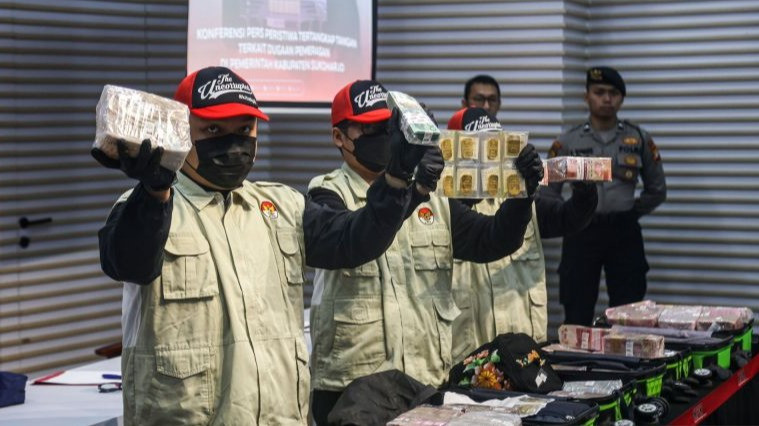 Petugas menunjukkan barang bukti saat konferensi pers operasi tangkap tangan (OTT) Bupati Sukoharjo Etik Suryani di Gedung Merah Putih KPK, Jakarta, Sabtu (11/7/2026).