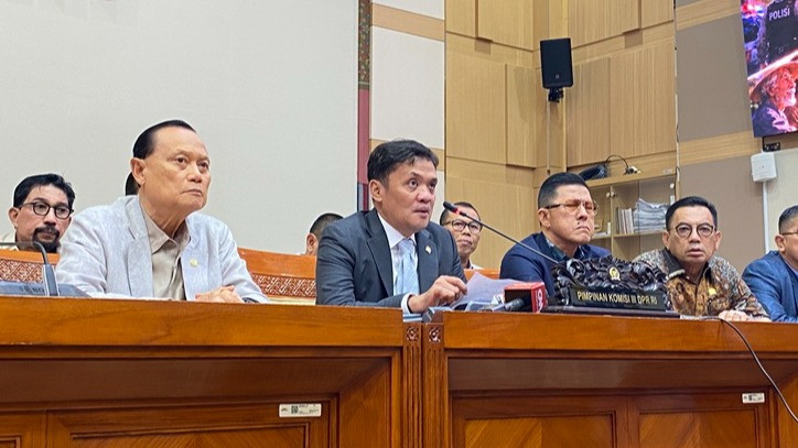 Ketua Komisi III DPR RI Habiburokhman (tengah)