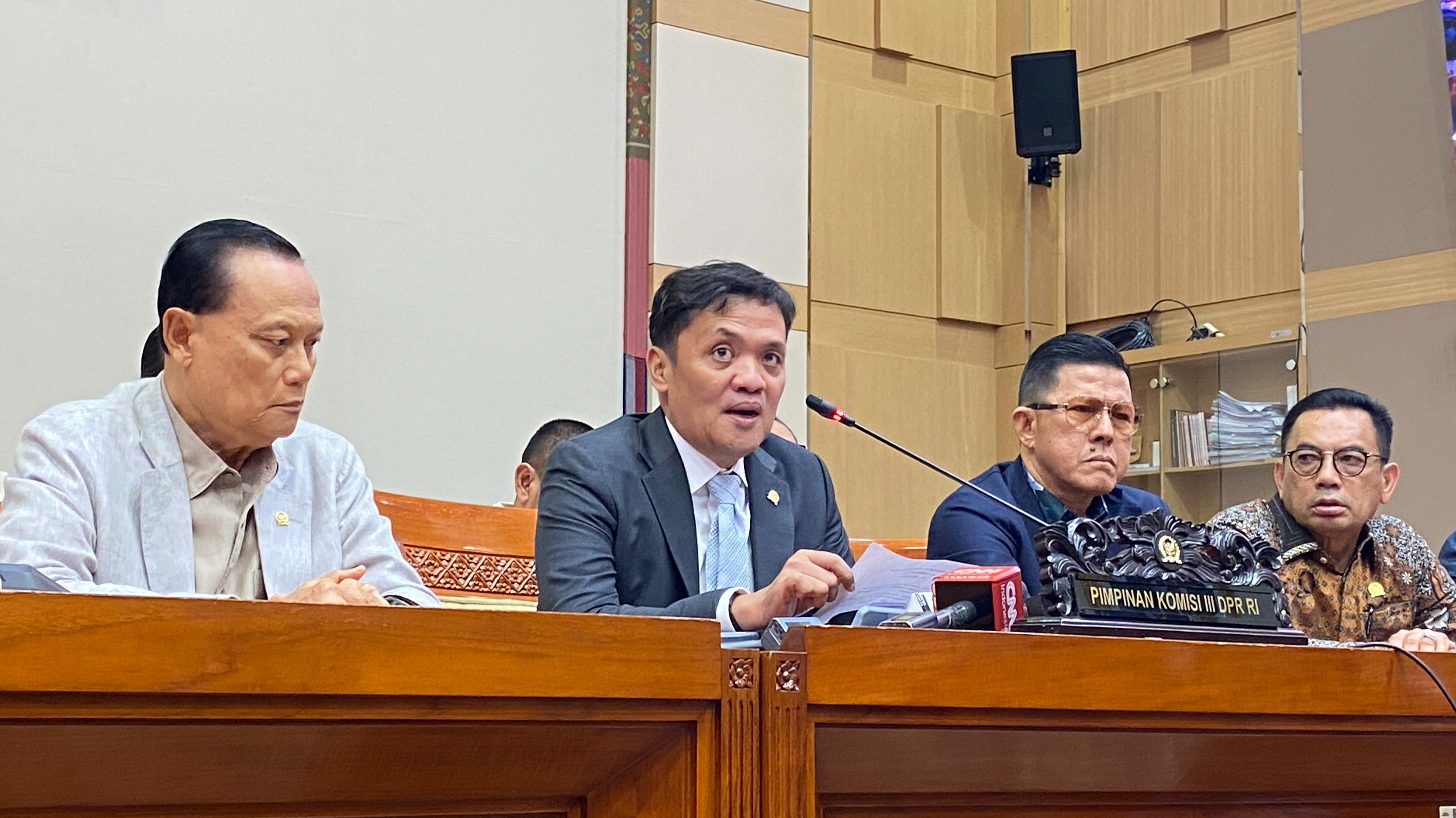 Ketua Komisi III DPR RI Habiburokhman (tengah)