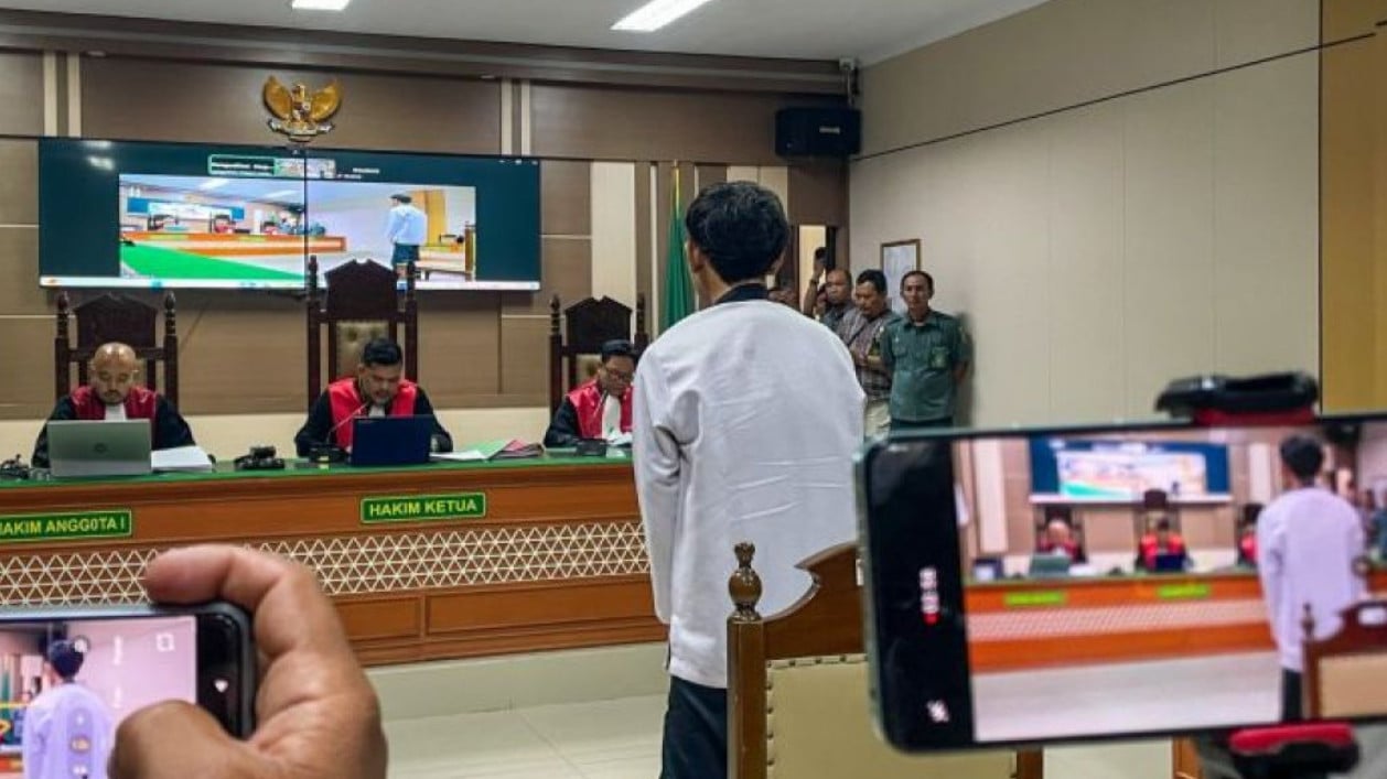 Terdakwa kasus pembunuhan lima anggota satu keluarga atas nama Ririn Rifanto (tengah) saat menjalani persidangan di PN Indramayu, Jawa Barat, Rabu (8/7/2026).