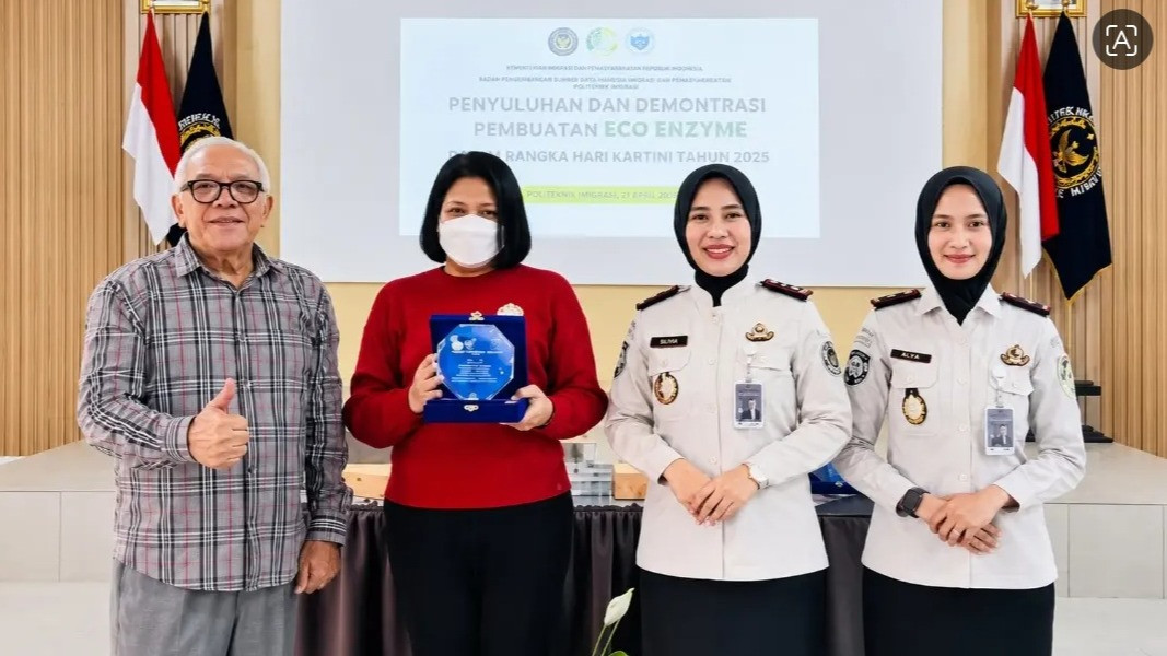 Putri Candrawathi (merah) dengan kegiatan positifnya di lapas kelas IIA Tangerang