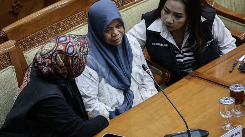 Orang tua santri korban pembakaran, Rumah (tengah) mengikuti Rapat Dengar Pendapat Umum (RDPU) dengan Komisi III DPR di Kompleks Parlemen, Senayan, Jakarta, Senin (13/7).