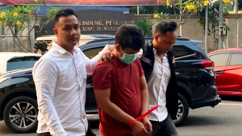 Kepolisian mengamankan peneror bom di SDN Srengseng Sawah 15 Pagi, Jagakarsa, Jakarta Selatan, yakni pria berinisial MY (34) di rumahnya, Jakarta, Senin (13/7).